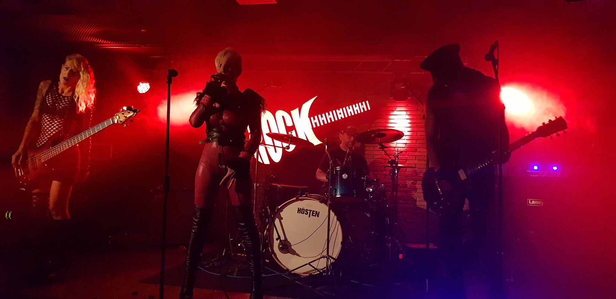Marian López con su banda en directo
